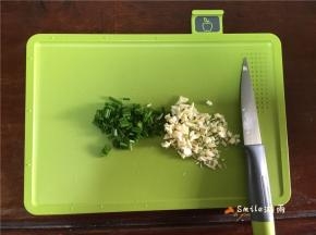 切葱花、蒜末。