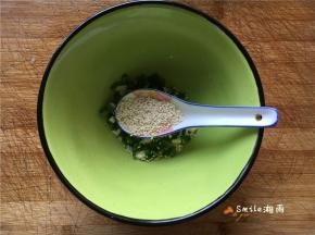 蒜末1勺+葱末1勺+熟白芝麻1勺。