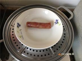 香肠放锅蒸10分钟。