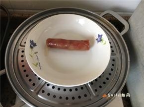香肠放锅蒸10分钟。