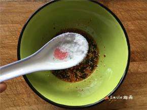 +盐，搅拌均匀。