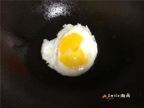 热锅放油，煎鸡蛋。