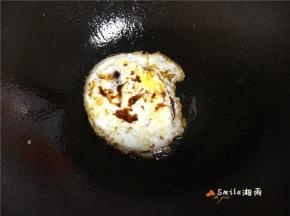 翻面煎，淋酱油。