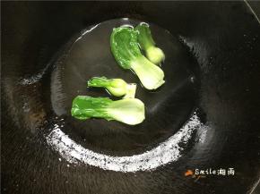 将青菜焯熟。