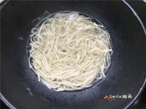 水沸放面条煮3分钟。