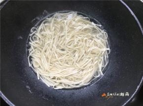 水沸放面条煮3分钟。