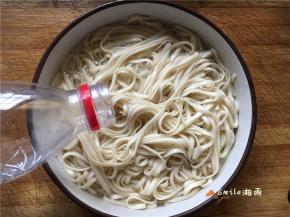 面条过冷开水。