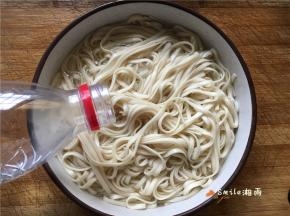 面条过冷开水。