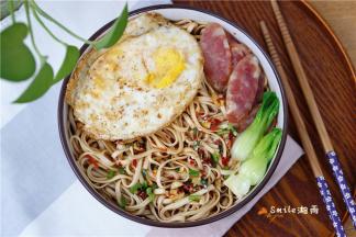 放香肠、青菜、鸡蛋。