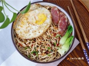 放香肠、青菜、鸡蛋。