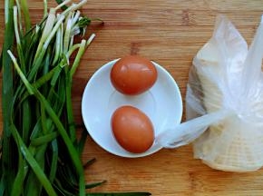 整理食材。韭菜洗净沥干水分。