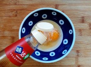 鸡蛋磕入碗中，加入盐、胡椒粉、料酒搅拌均匀。