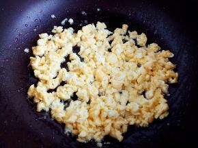 起锅热油，炒熟鸡蛋。