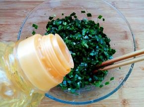 先用植物油拌匀，锁住水分。