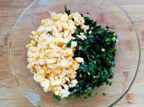 鸡蛋放凉后同韭菜放在一起。