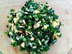 调入盐、花椒粉、味精搅拌均匀。饺子馅就拌好了。