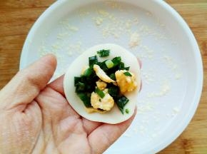 取一个饺子皮，放入馅料。