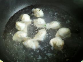 锅内烧开水，煮饺子，素饺子好熟，基本上点两三次水，全部浮起来后捞出。