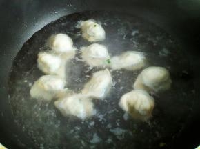 锅内烧开水，煮饺子，素饺子好熟，基本上点两三次水，全部浮起来后捞出。