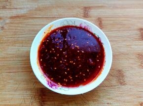 调个蘸汁：盐、醋、生抽、白糖放入小碟中，搅拌均匀，浇一勺辣椒油，拌匀即可。