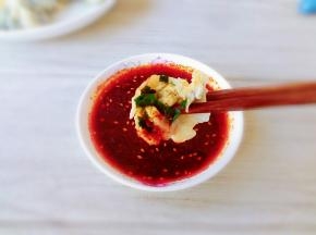 咬一口，馅香味美。