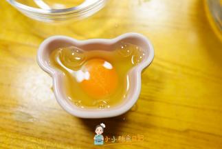 一个鸡蛋打入一个小杯子里，我用的这个杯子大概是八分满，如果你没有称就用这样的小杯子来量鸡蛋的体积，鸡蛋1 水2就很容易操作