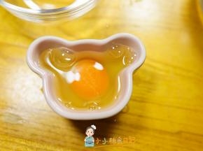 一个鸡蛋打入一个小杯子里，我用的这个杯子大概是八分满，如果你没有称就用这样的小杯子来量鸡蛋的体积，鸡蛋1 水2就很容易操作