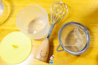 先说说工具一个蛋抽也可以用筷子，筛子是必须的，真的没有我们用勺子