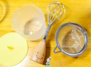 先说说工具一个蛋抽也可以用筷子，筛子是必须的，真的没有我们用勺子