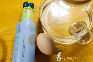 材料很简单 植物油、鸡蛋、水