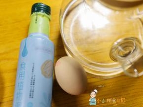 材料很简单 植物油、鸡蛋、水