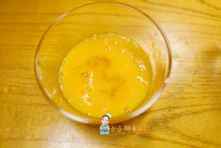 将鸡蛋液打散尽量没有蛋清，如果还有就继续打