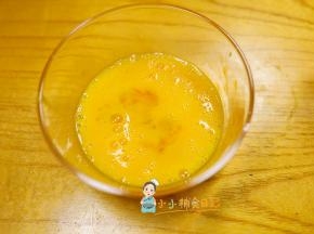 将鸡蛋液打散尽量没有蛋清，如果还有就继续打
