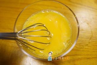 把水倒入鸡蛋液里继续打，水的温度要低于40度，不然你会得到一碗蛋花汤….