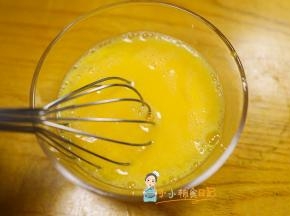 把水倒入鸡蛋液里继续打，水的温度要低于40度，不然你会得到一碗蛋花汤….