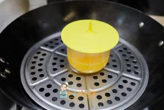 倒入耐高温的碗里，盖上盖子或者盖上保鲜膜，保鲜膜需要那种可以耐高温的，一个蛋中火蒸大概8分钟，关火后焖一下就可以了