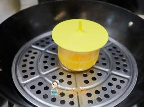 倒入耐高温的碗里，盖上盖子或者盖上保鲜膜，保鲜膜需要那种可以耐高温的，一个蛋中火蒸大概8分钟，关火后焖一下就可以了