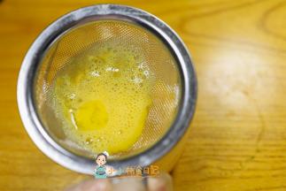 将鸡蛋液用筛子过滤这样可以过滤掉气泡还有没打散的蛋清，可以让鸡蛋液更嫩滑的关键，如果你没有筛子可以静置15分钟，然后用筛子把那些泡泡勺出来