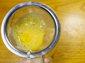 将鸡蛋液用筛子过滤这样可以过滤掉气泡还有没打散的蛋清，可以让鸡蛋液更嫩滑的关键，如果你没有筛子可以静置15分钟，然后用筛子把那些泡泡勺出来