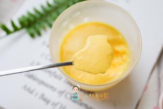 一定要盖保鲜膜不然蒸蛋就很多孔很粗不好吃了