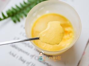 一定要盖保鲜膜不然蒸蛋就很多孔很粗不好吃了