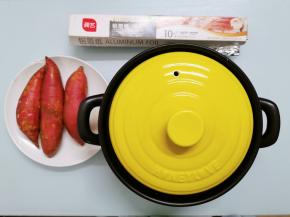 红薯洗干净，备好所有材料备用。用于烧烤黑乐沙锅用湿布或厨房纸巾轻轻擦拭干净即可，一定不要用水洗