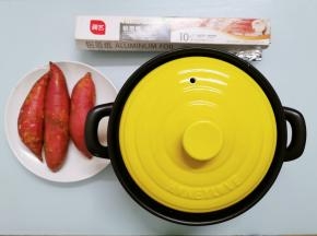红薯洗干净，备好所有材料备用。用于烧烤黑乐沙锅用湿布或厨房纸巾轻轻擦拭干净即可，一定不要用水洗