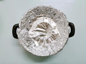 如果锡纸不够大，可以放两层，横向放一层，纵向放一层，把锅边包住