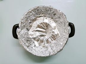 如果锡纸不够大，可以放两层，横向放一层，纵向放一层，把锅边包住