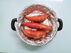 锅里不放一滴水，直接把红薯整齐地放入砂锅里