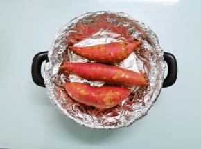 锅里不放一滴水，直接把红薯整齐地放入砂锅里