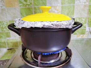 盖上锅盖，中火烤50分钟