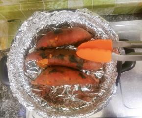 每隔12分钟左右给红薯翻面一次，使红薯受热更均匀