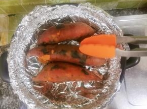 每隔12分钟左右给红薯翻面一次，使红薯受热更均匀